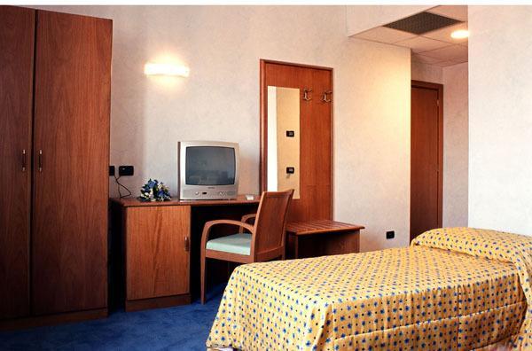 Hotel Italia Carmagnola Pokój zdjęcie