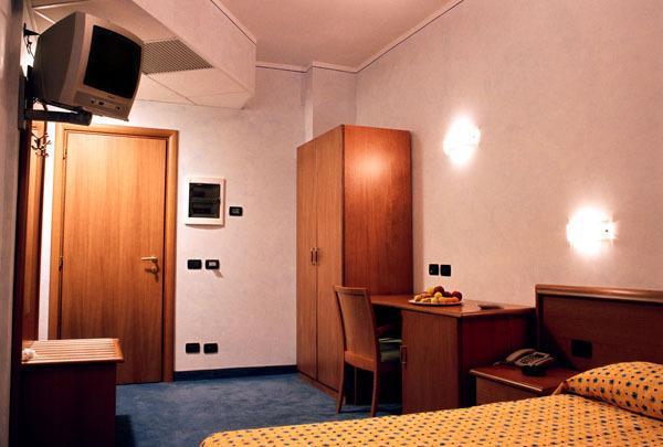 Hotel Italia Carmagnola Pokój zdjęcie