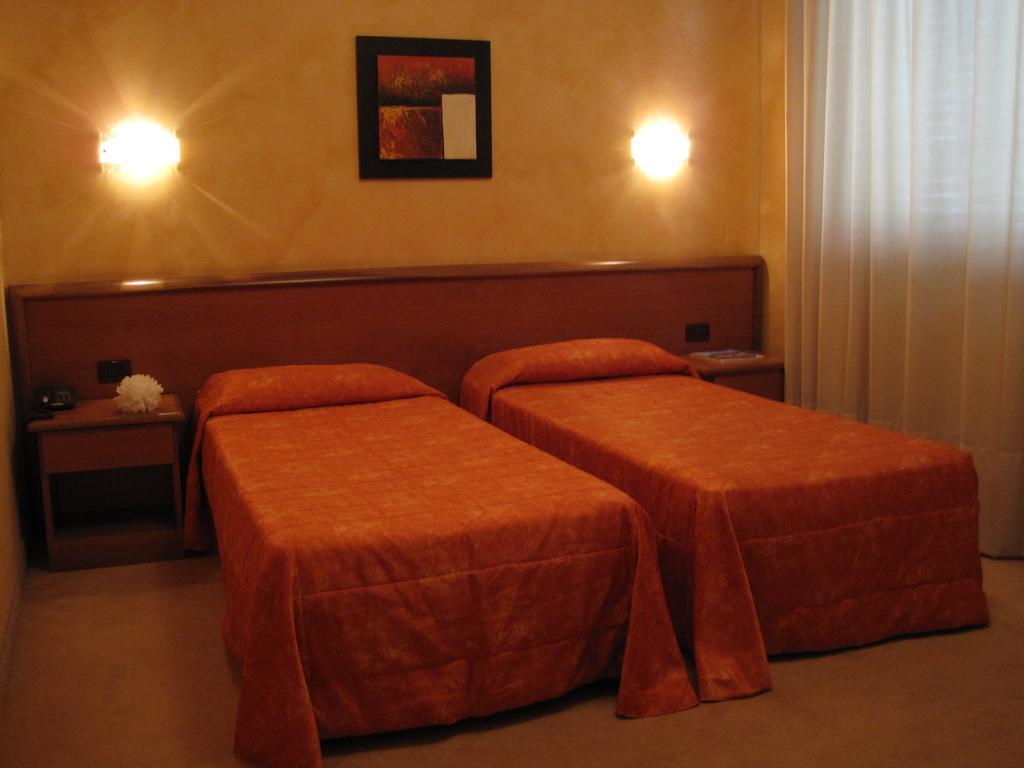 Hotel Italia Carmagnola Pokój zdjęcie